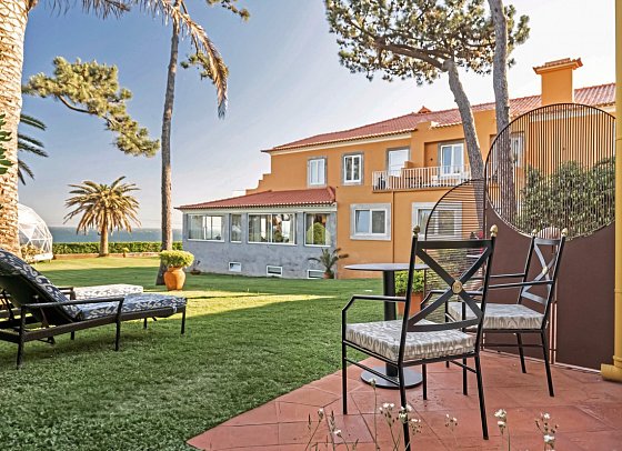 Longevity Senses Cascais Boutique Hotel & Clinic - Beispiel Terrasse Doppelzimmer Deluxe Meerblick (Zimmercodierung DDM)