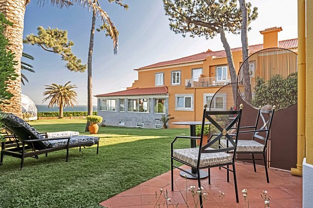 Longevity Senses Cascais Boutique Hotel & Clinic - Beispiel Terrasse Doppelzimmer Deluxe Meerblick (Zimmercodierung DDM)