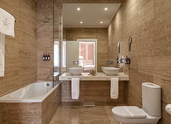 Longevity Senses Cascais Boutique Hotel & Clinic - Beispiel Bad Doppelzimmer Premium Meerblick (Zimmercodierung DMM)