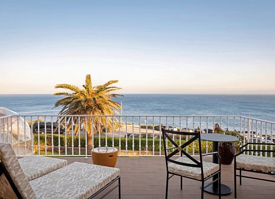 Longevity Senses Cascais Boutique Hotel & Clinic - Beispiel Terrasse Doppelzimmer Premium Meerblick (Zimmercodierung DMM)