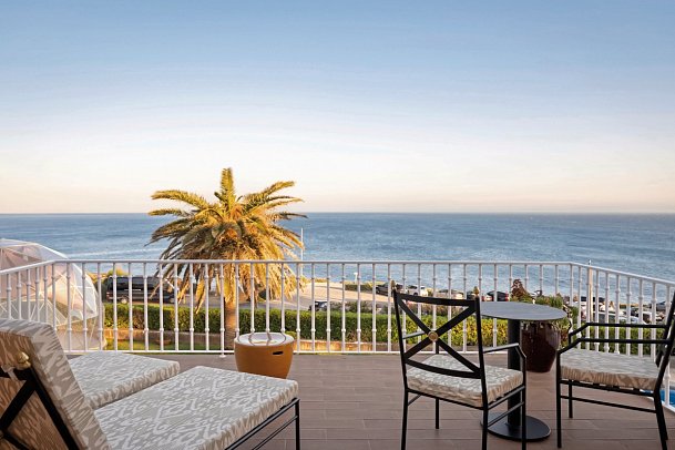 Longevity Senses Cascais Boutique Hotel & Clinic - Beispiel Terrasse Doppelzimmer Premium Meerblick (Zimmercodierung DMM)