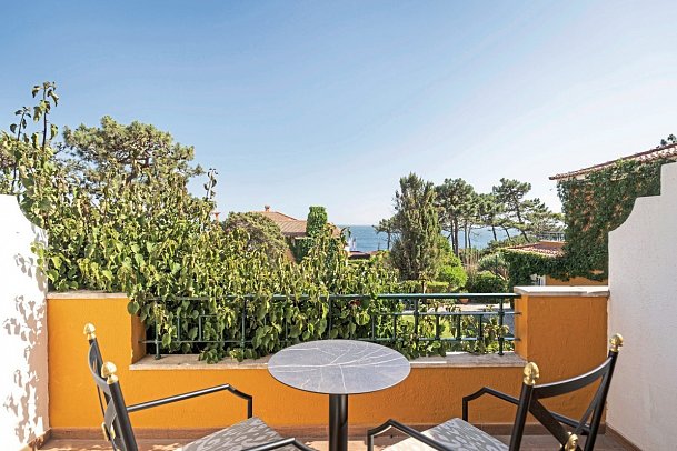 Longevity Senses Cascais Boutique Hotel & Clinic - Beispiel Balkon Doppelzimmer Deluxe Meerblick (Zimmercodierung DDM)