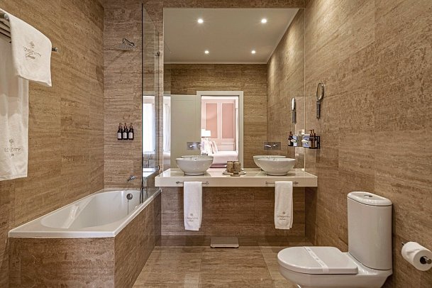 Longevity Senses Cascais Boutique Hotel & Clinic - Beispiel Bad Doppelzimmer Premium Meerblick (Zimmercodierung DMM)