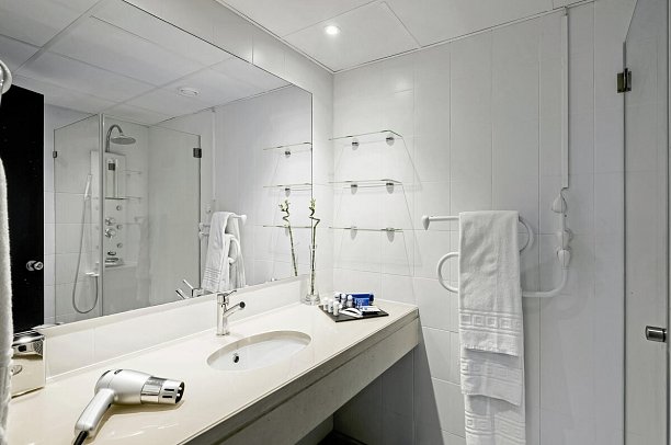 TRYP by Wyndham Lisboa Caparica Mar - Beispiel Bad Doppelzimmer (Zimmercodierungen DBL, DBN & DBM)