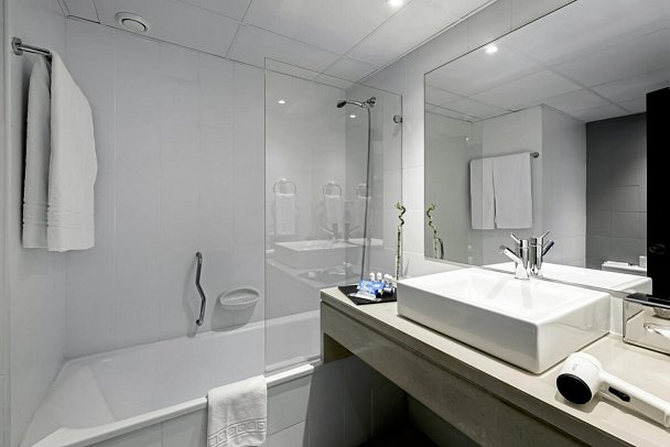 TRYP by Wyndham Lisboa Caparica Mar - Beispiel Bad Doppelzimmer (Zimmercodierungen DBL, DBN & DBM)