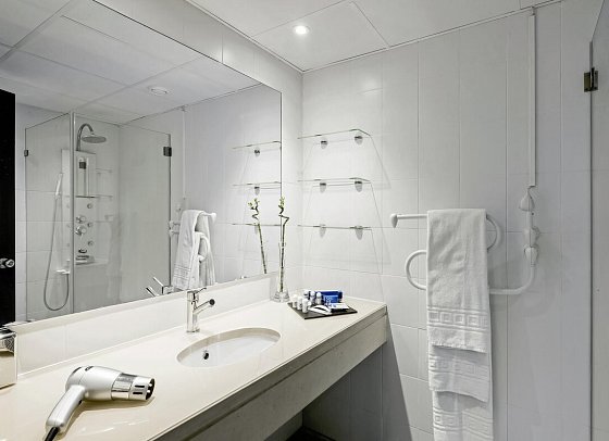 TRYP by Wyndham Lisboa Caparica Mar - Beispiel Bad Doppelzimmer (Zimmercodierungen DBL, DBN & DBM)