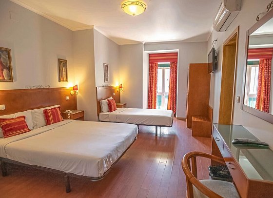 Grande Pensão Alcobia - Wohnbeispiel Dreibettzimmer