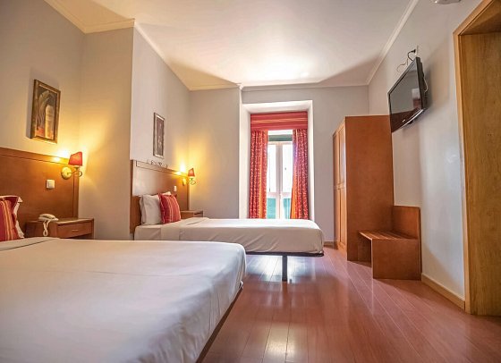 Grande Pensão Alcobia - Wohnbeispiel Dreibettzimmer