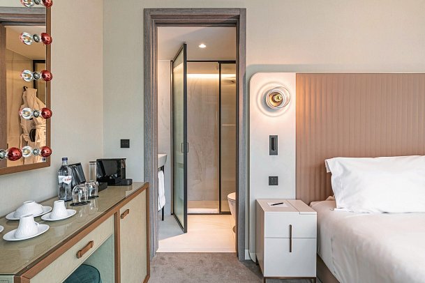 Luster Hotel - Wohnbeispiel Doppelzimmer Poolblick (Zimmercodierung DBP)