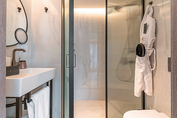 Luster Hotel - Wohnbeispiel Doppelzimmer Poolblick (Zimmercodierung DBP)