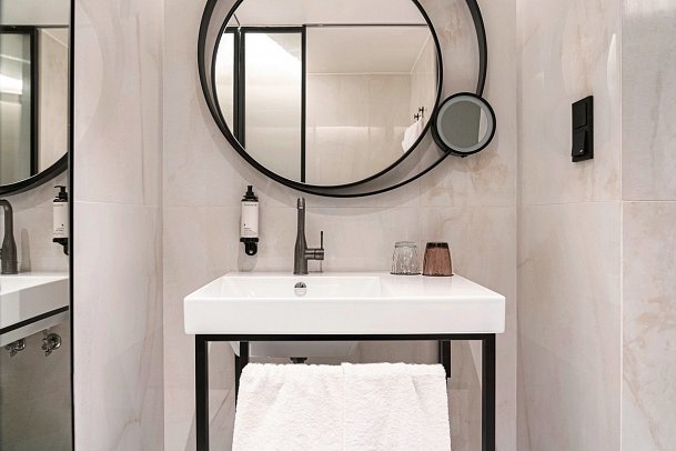 Luster Hotel - Beispiel Bad Doppelzimmer (Zimmercodierungen DB2 & DB3)