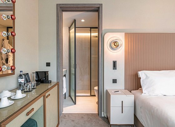 Luster Hotel - Wohnbeispiel Doppelzimmer Poolblick (Zimmercodierung DBP)