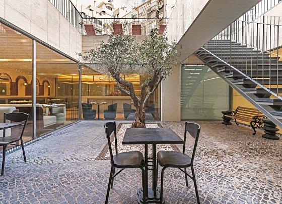 Luster Hotel