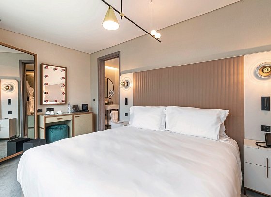 Luster Hotel - Wohnbeispiel Doppelzimmer Poolblick (Zimmercodierung DBP)