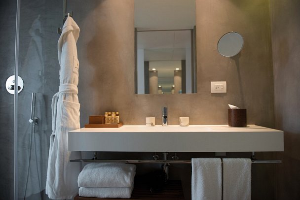 Memmo Alfama - Beispiel Bad Doppelzimmer Mansarde (Zimmercodierung DB1)