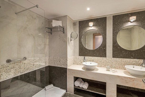 Sesimbra Oceanfront Hotel - Beispiel Bad Doppelzimmer Premium Deluxe Meerblick (Zimmercodierung DMM)