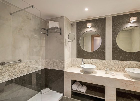Sesimbra Oceanfront Hotel - Beispiel Bad Doppelzimmer Premium Deluxe Meerblick (Zimmercodierung DMM)