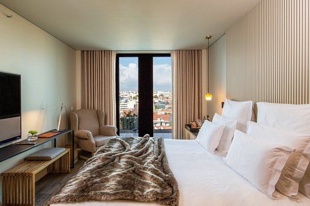 Memmo Principe Real - Wohnbeispiel Doppelzimmer Terrasse Stadtblick (Zimmercodierung DB1)