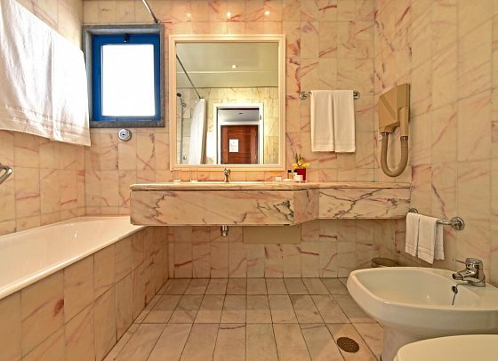 Pestana Cascais Ocean & Conference Aparthotel - Beispiel Bad Doppelzimmer Deluxe (Zimmercodierungen DD1, DDM, ED1 & EDM)