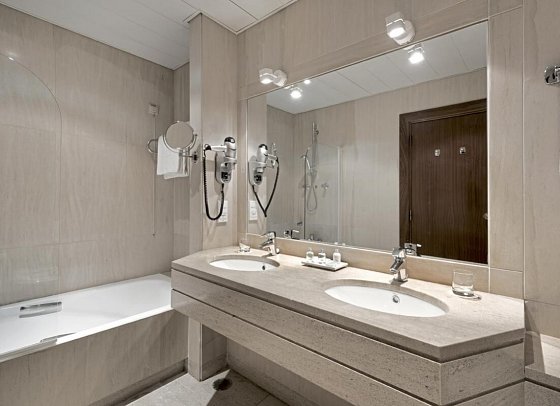 NH Lisboa Campo Grande - Beispiel Bad Doppelzimmer (Zimmercodierungen DB1 & DB2)