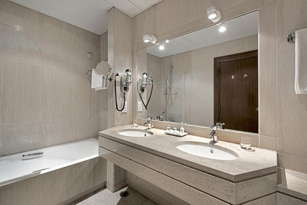 NH Lisboa Campo Grande - Beispiel Bad Doppelzimmer (Zimmercodierungen DB1 & DB2)