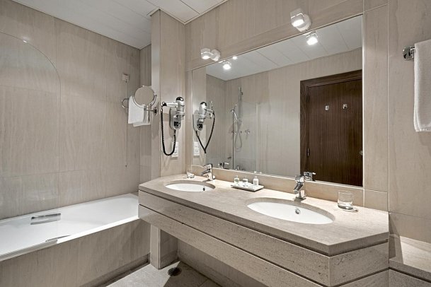 NH Lisboa Campo Grande - Beispiel Bad Doppelzimmer (Zimmercodierungen DB1 & DB2)