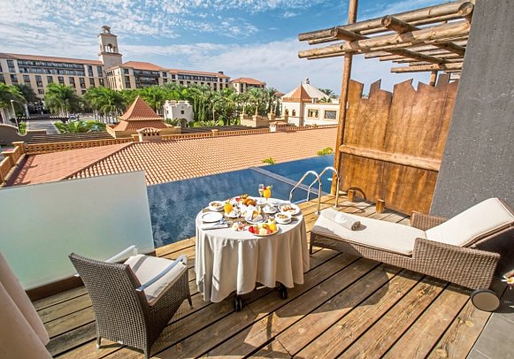 Lopesan Baobab Resort - Beispiel Terrasse Doppelzimmer Deluxe (Zimmercodierung DD1)