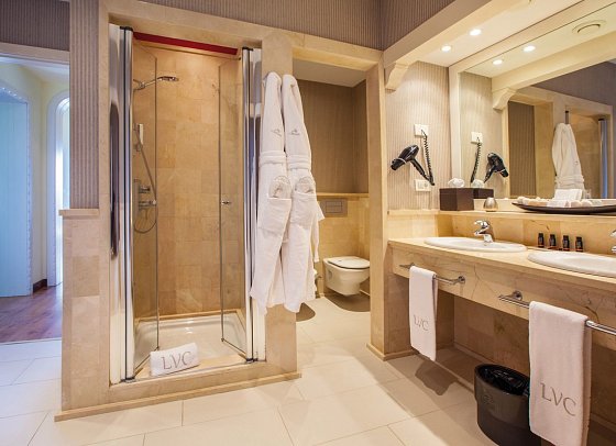 Lopesan Villa del Conde Resort & Thalasso - Beispiel Bad Seniorsuite (Zimmercodierung WBM)