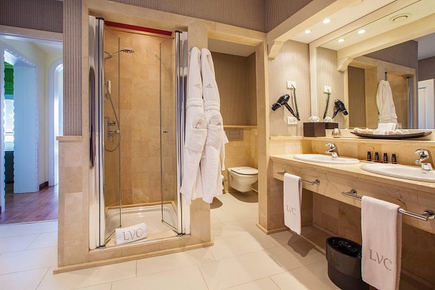 Lopesan Villa del Conde Resort & Thalasso - Beispiel Bad Seniorsuite (Zimmercodierung WBM)