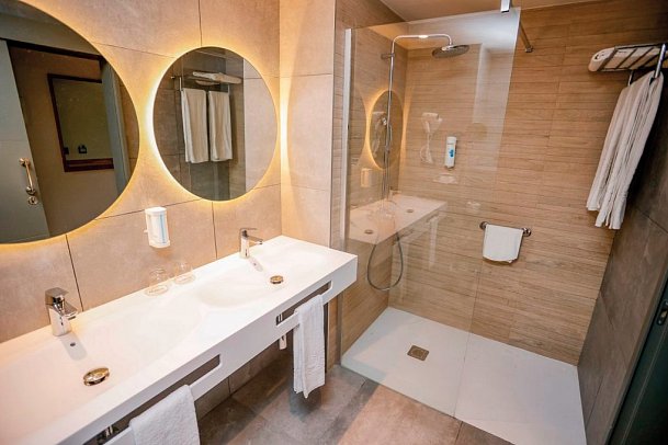Gloria Palace San Agustín Thalasso & Hotel - Beispiel Bad Doppelzimmer (Zimmercodierungen DBM & D1M)
