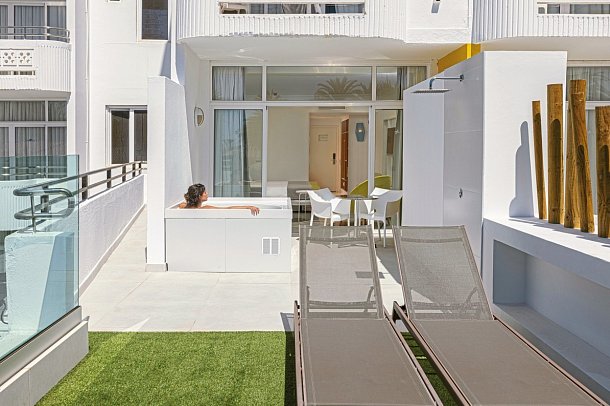 Abora Catarina by Lopesan Hotels - Beispiel Terrasse Doppelzimmer Superior (Zimmercodierung DS1)