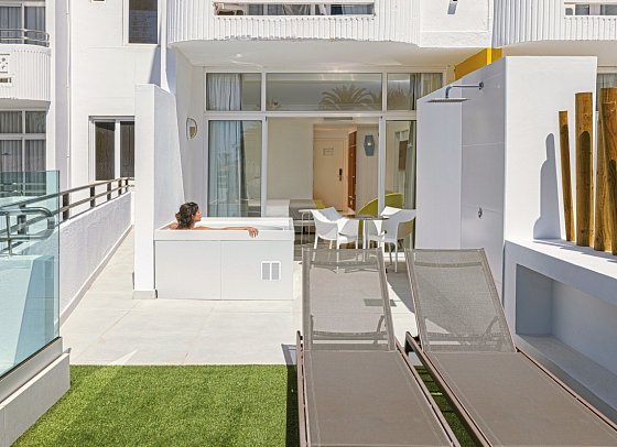 Abora Catarina by Lopesan Hotels - Beispiel Terrasse Doppelzimmer Superior (Zimmercodierung DS1)