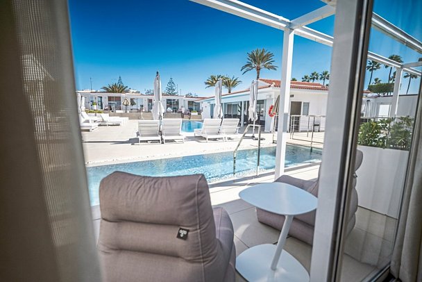 HL Miraflor Suites - Beispiel Terrasse Juniorsuite Swim up 18Plus (Zimmercodierung J1Q)