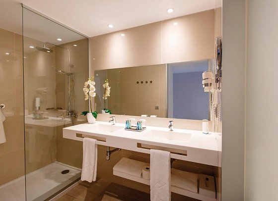 Santa Mónica Suites Hotel - Beispiel Bad (Zimmercodierungen JB1, JB2, JB3, JB4, J1D, J2D, J3D & J4D)