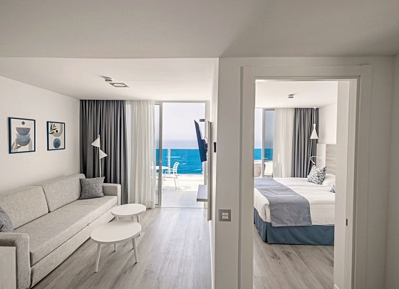 Servatur Puerto Azul - Wohnbeispiel Familiensuite Meerblick (Zimmercodierung WIM)