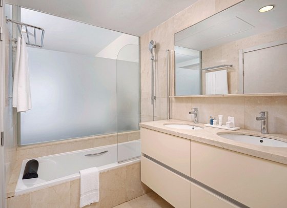 Radisson Blue Resort Gran Canaria - Beispiel Bad Suite 2 Schlafzimmer (Zimmercodierung W2M)