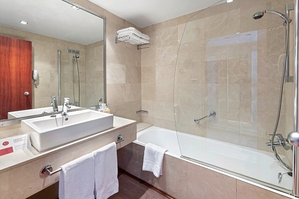 Cristina by Tigotan - Beispiel Bad Doppelzimmer Deluxe (Zimmercodierungen DD1 & DDM)