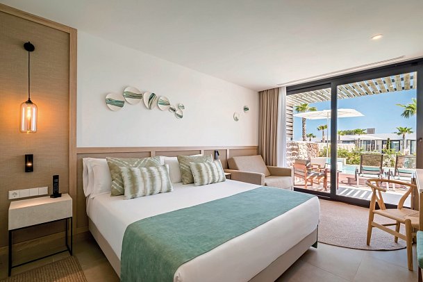 Barceló Nura - Wohnbeispiel Juniorsuite mit halbprivatem Pool (Zimmercodierung JBP)