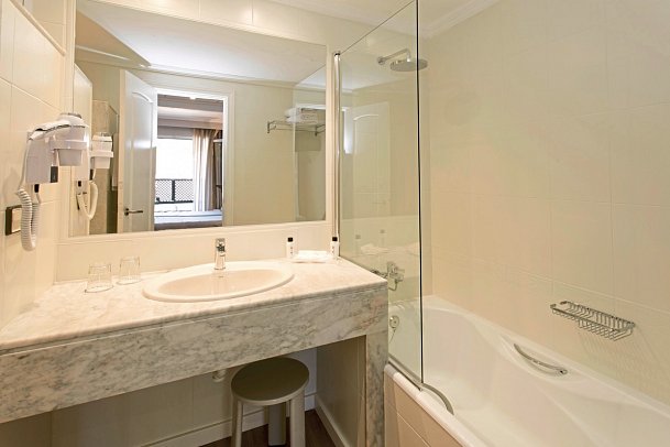 Minura Cala Galdana Hotel & Appartements D'Aljandar - Beispiel Bad Apt. 2 Schlafzimmer (Zimmercodierung OB1)