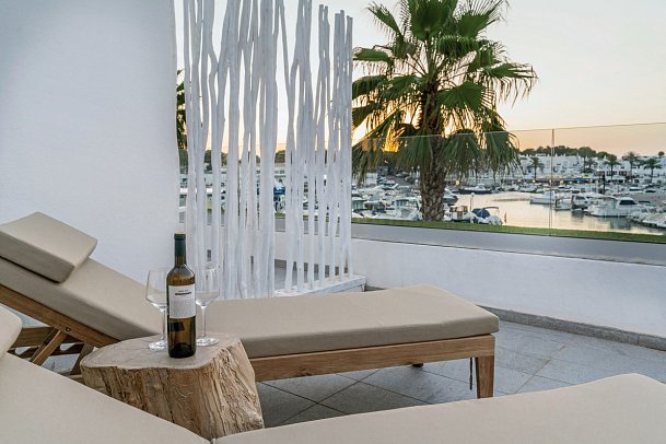 Lago Resort Menorca - Casas del Lago - Wohnbeispiel Cool Suite Hafenblick