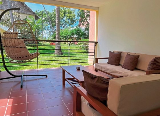Bahari Beach Hotel - Beispiel Terrasse Superior Outdoor (Zimmercodierung DS1)