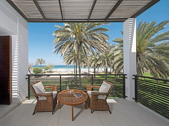 The Chedi Muscat - Beispiel Terrasse Chedi Club Suite Seaview (Zimmercodierung WBM)