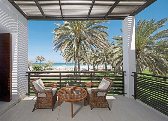 The Chedi Muscat - Beispiel Terrasse Chedi Club Suite Seaview (Zimmercodierung WBM)
