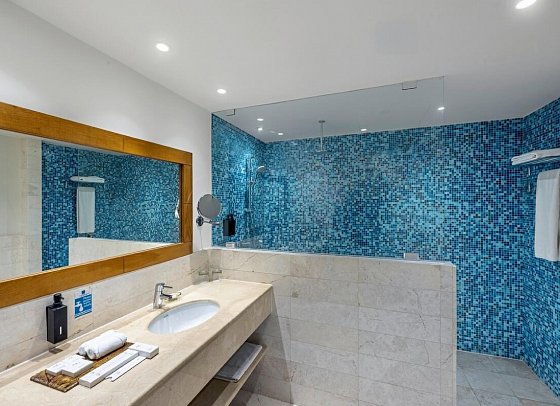 Sifawy Boutique Hotel - Beispiel Bad Marina Suite (Zimmercodierungen WBH & WDP)