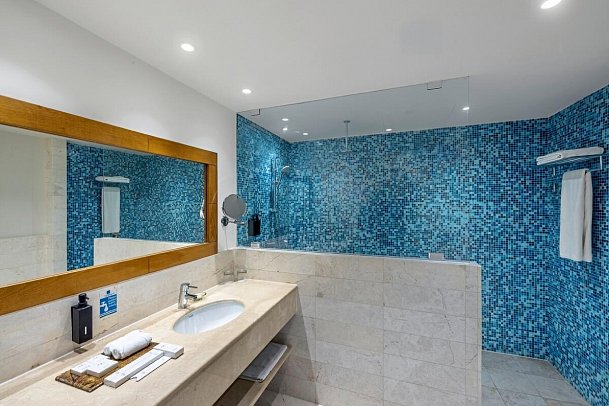 Sifawy Boutique Hotel - Beispiel Bad Marina Suite (Zimmercodierungen WBH & WDP)