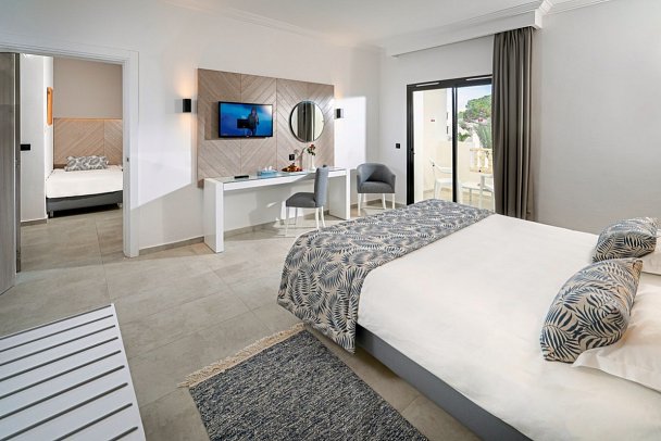 Calimera Delfino Beach Resort & Spa - Wohnbeispiel Familienzimmer mit Verbindungstür (Zimmercodierung FV1)