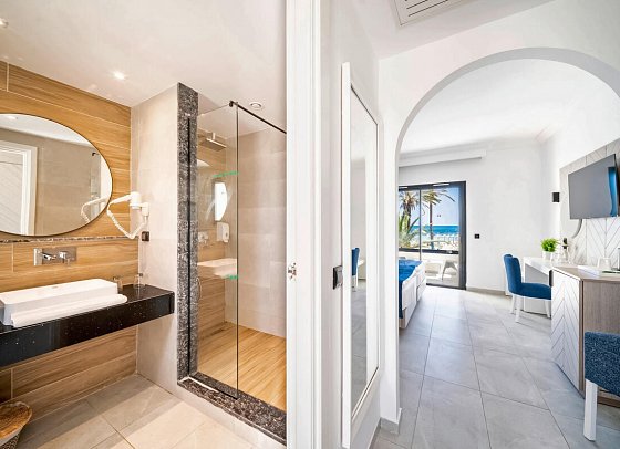 Calimera Delfino Beach Resort & Spa - Wohnbeispiel Doppelzimmer seitl. Meerblick (Zimmercodierungen DBN & DCN)