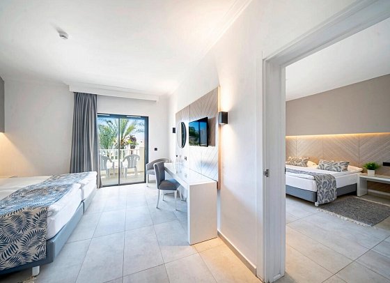 Calimera Delfino Beach Resort & Spa - Wohnbeispiel Familienzimmer mit Verbindungstür (Zimmercodierung FV1)