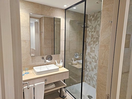 Calimera One Resort Jockey - Wohnbeispiel Bad (Zimmercodierungen DB1, DC1, DP1, DBM, DCM, RBM, RB1 & FB1)