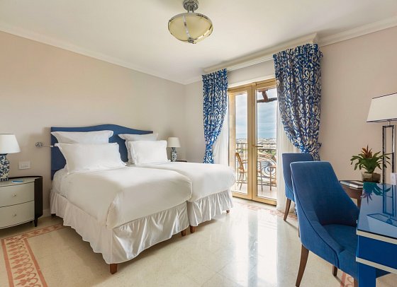 The Phoenicia Hotel - Wohnbeispiel Doppelzimmer Deluxe Hafenblick (Zimmercodierung DDH)